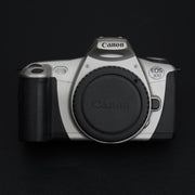 Acquista la Canon EOS 300, corpo macchina SLR analogica 35mm testata e funzionante. Compatibile con obiettivi EF, ideale per principianti e appassionati di fotografia.