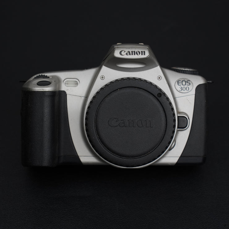 Acquista la Canon EOS 300, corpo macchina SLR analogica 35mm testata e funzionante. Compatibile con obiettivi EF, ideale per principianti e appassionati di fotografia.