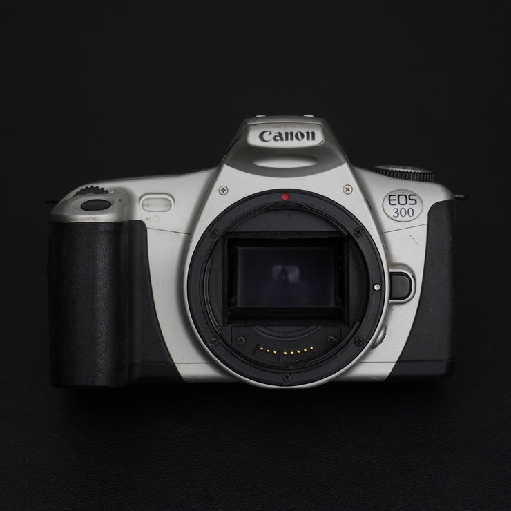 Acquista la Canon EOS 300, corpo macchina SLR analogica 35mm testata e funzionante. Compatibile con obiettivi EF, ideale per principianti e appassionati di fotografia.