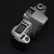 Acquista la Canon EOS 300, corpo macchina SLR analogica 35mm testata e funzionante. Compatibile con obiettivi EF, ideale per principianti e appassionati di fotografia.