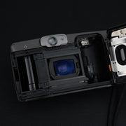 Vista interna del vano pellicola della fotocamera, pronta per inserire rullini 35mm.