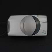 Vista frontale della fotocamera Canon Prima Super 28 AI AF con sportellino chiuso, design compatto e elegante.