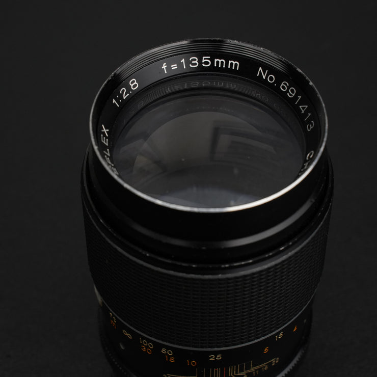 Chinon Auto Reflex 135mm f/2.8: teleobiettivo manuale M42 con ampia apertura f/2.8, ideale per ritratti e fotografia naturalistica. Immagini nitide e bokeh morbido.