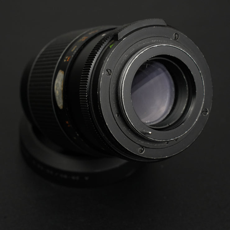 Chinon Auto Reflex 135mm f/2.8: teleobiettivo manuale M42 con ampia apertura f/2.8, ideale per ritratti e fotografia naturalistica. Immagini nitide e bokeh morbido.