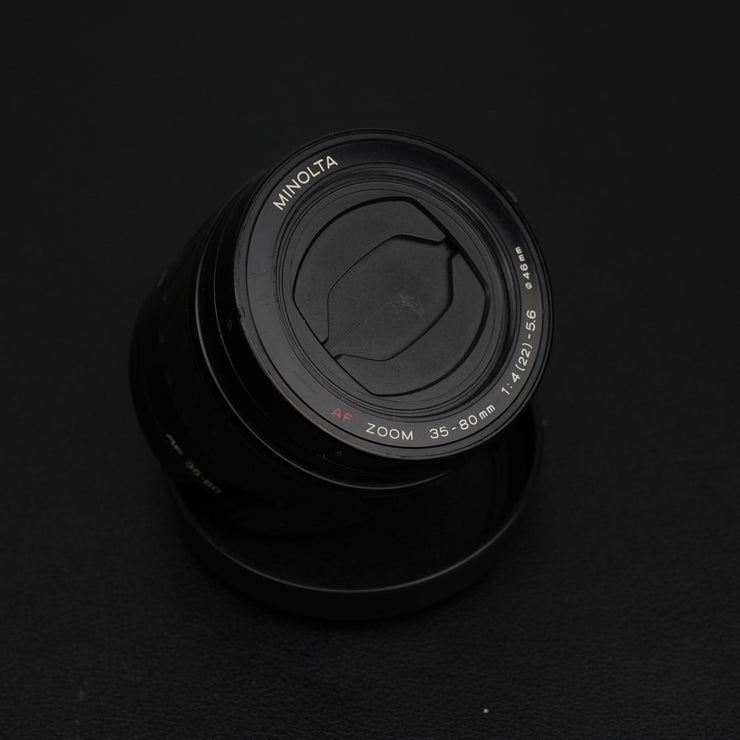 Minolta AF Zoom 35-80mm f/4-5.6: obiettivo autofocus versatile per fotocamere Sony A-mount, ideale per paesaggi, ritratti e scatti quotidiani.