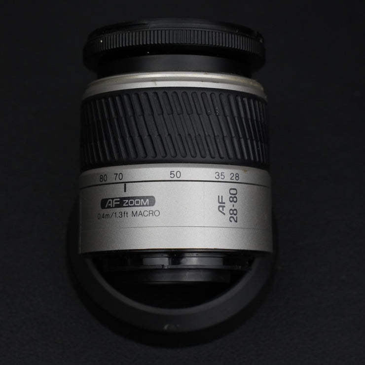 Minolta AF Zoom 28-80mm f/3.5-5.6 D: obiettivo autofocus versatile per fotocamere Sony A-mount, ideale per paesaggi, ritratti e scatti quotidiani.