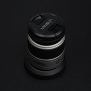 Minolta AF Zoom 28-80mm f/3.5-5.6 D: obiettivo autofocus versatile per fotocamere Sony A-mount, ideale per paesaggi, ritratti e scatti quotidiani.