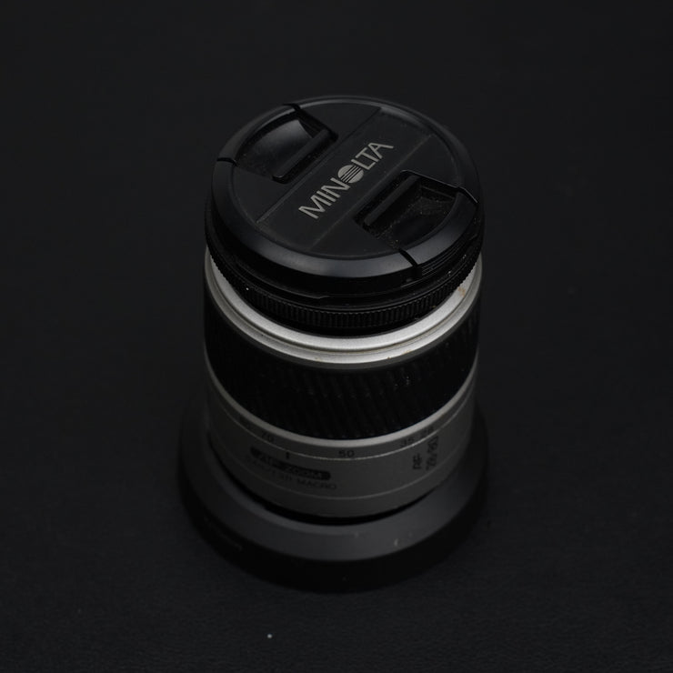Minolta AF Zoom 28-80mm f/3.5-5.6 D: obiettivo autofocus versatile per fotocamere Sony A-mount, ideale per paesaggi, ritratti e scatti quotidiani.