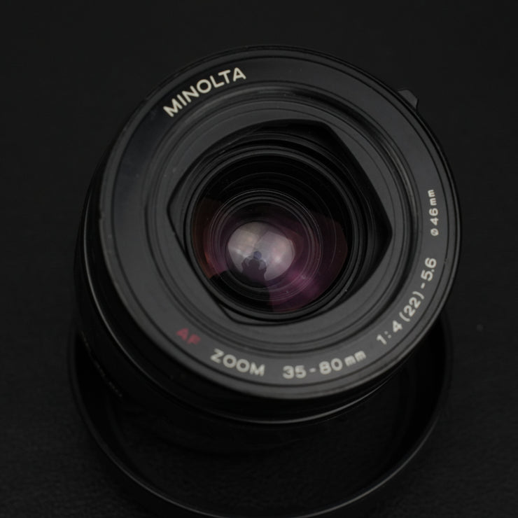 Minolta AF Zoom 35-80mm f/4-5.6: obiettivo autofocus versatile per fotocamere Sony A-mount, ideale per paesaggi, ritratti e scatti quotidiani.