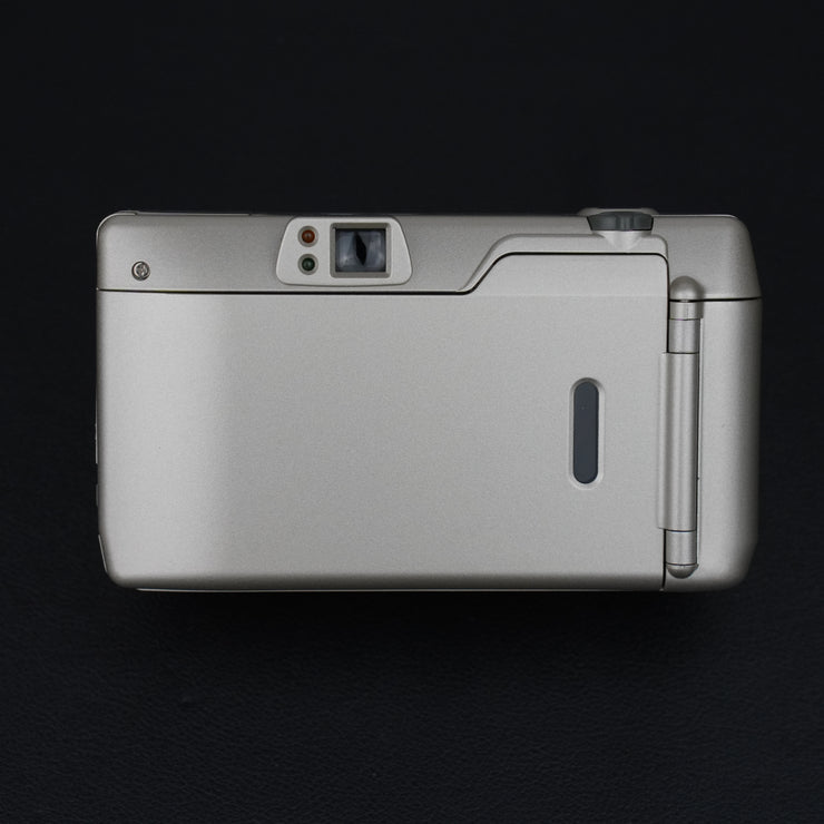 Vista posteriore della fotocamera con mirino ottico e vano impostazioni pellicola.