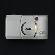 Vista frontale della fotocamera Nikon LiteTouch Zoom 70 WS con sportellino chiuso e design compatto.