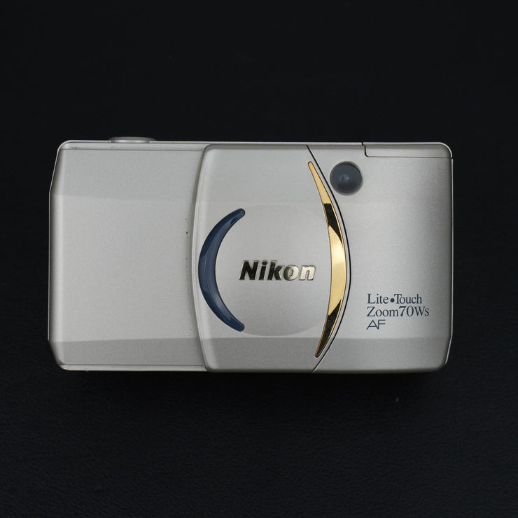 Vista frontale della fotocamera Nikon LiteTouch Zoom 70 WS con sportellino chiuso e design compatto.