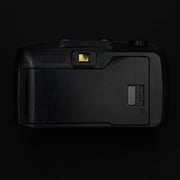 Vista posteriore della fotocamera con mirino ottico e vano impostazioni pellicola.