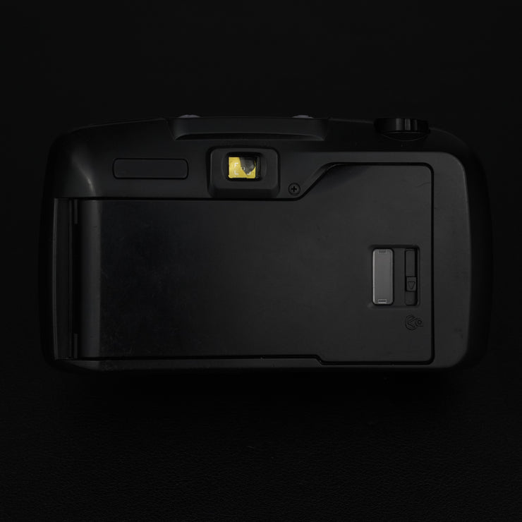 Vista posteriore della fotocamera con mirino ottico e vano impostazioni pellicola.