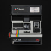 Scopri la Polaroid Sun 635QS, fotocamera istantanea analogica con flash integrato e autofocus. Scatta e stampa foto in un attimo. Design compatto e facile da usare.