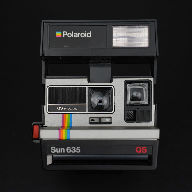 Scopri la Polaroid Sun 635QS, fotocamera istantanea analogica con flash integrato e autofocus. Scatta e stampa foto in un attimo. Design compatto e facile da usare.