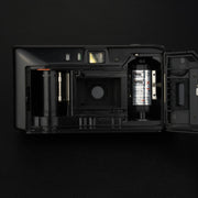 Interno della Yashica J-Motor dove si inserisce la pellicola, con dettagli sul caricamento