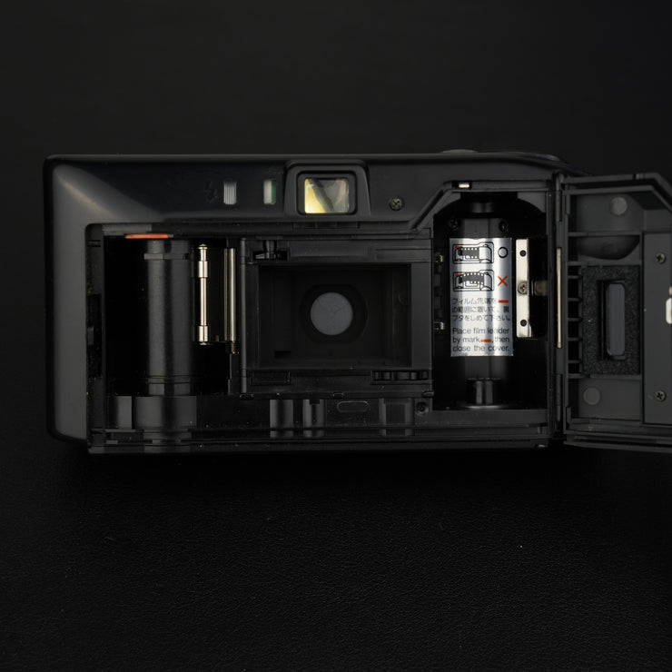 Interno della Yashica J-Motor dove si inserisce la pellicola, con dettagli sul caricamento