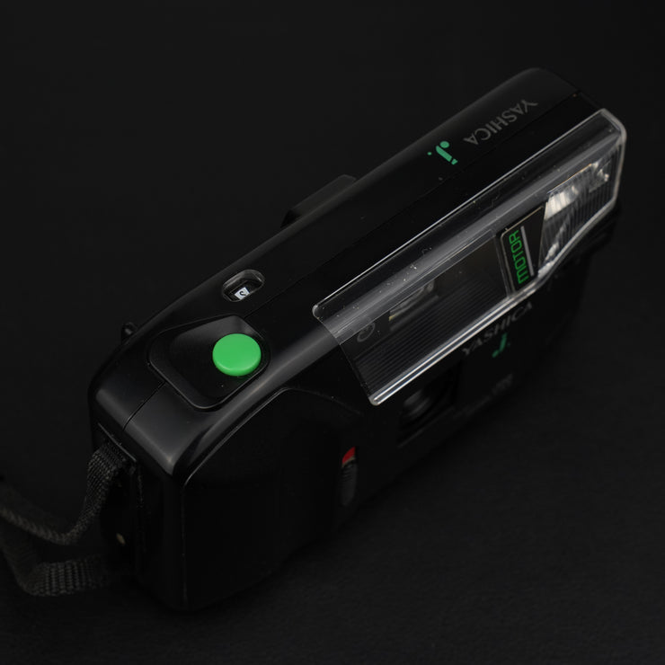 Fotocamera analogica Yashica J-Motor vista dall’alto, pulsanti e regolazioni visibili