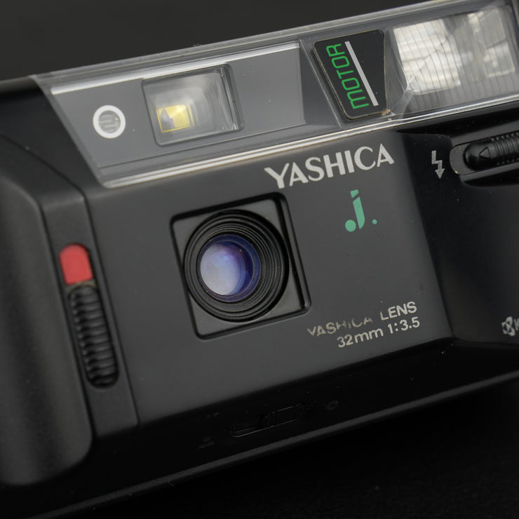 Dettaglio della lente della fotocamera analogica Yashica J-Motor