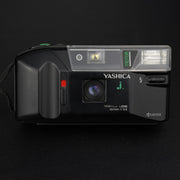 Fotocamera analogica Yashica J-Motor vista frontale con lente 35mm e design vintage