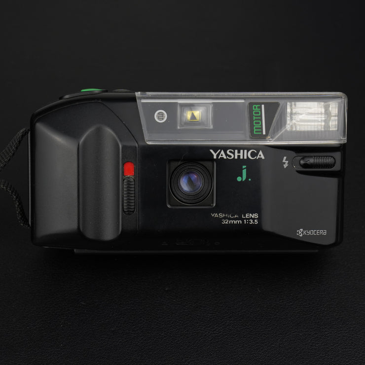 Fotocamera analogica Yashica J-Motor vista frontale con lente 35mm e design vintage
