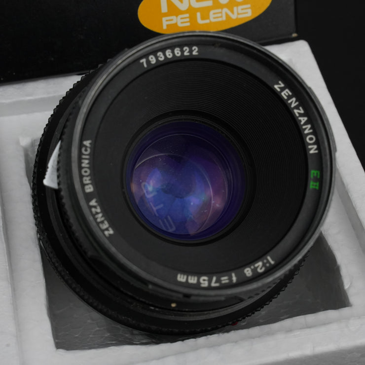 Zenzanon PE 75mm f/2.8: obiettivo manuale per fotocamere Bronica ETR, con apertura f/2.8, ideale per ritratti e scatti ravvicinati. Immagini nitide e bokeh morbido.