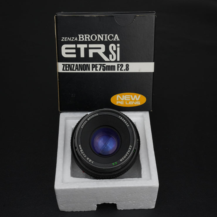 Zenzanon PE 75mm f/2.8: obiettivo manuale per fotocamere Bronica ETR, con apertura f/2.8, ideale per ritratti e scatti ravvicinati. Immagini nitide e bokeh morbido.