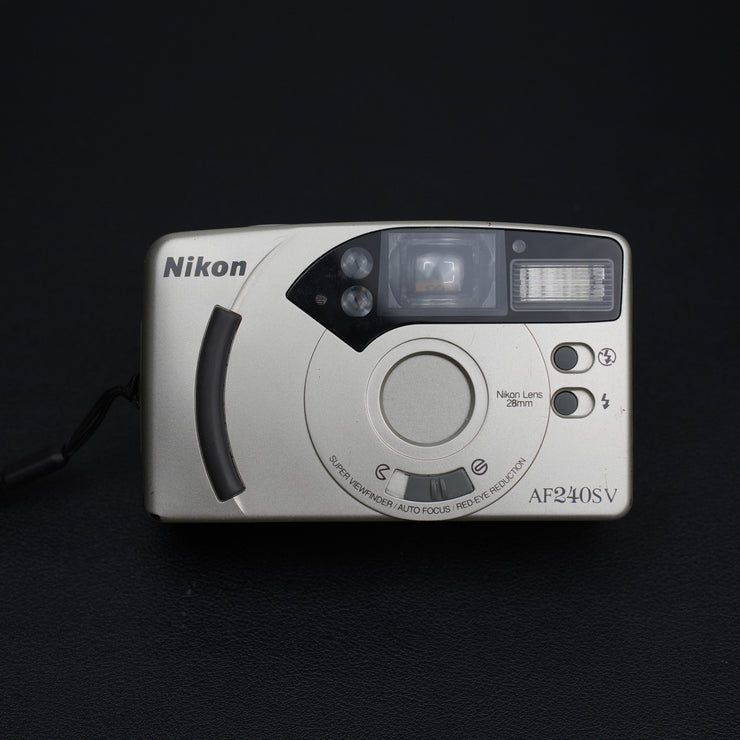 Fotocamera Nikon AF240SV frontale con copriobiettivo chiuso, compatta e pronta all’uso