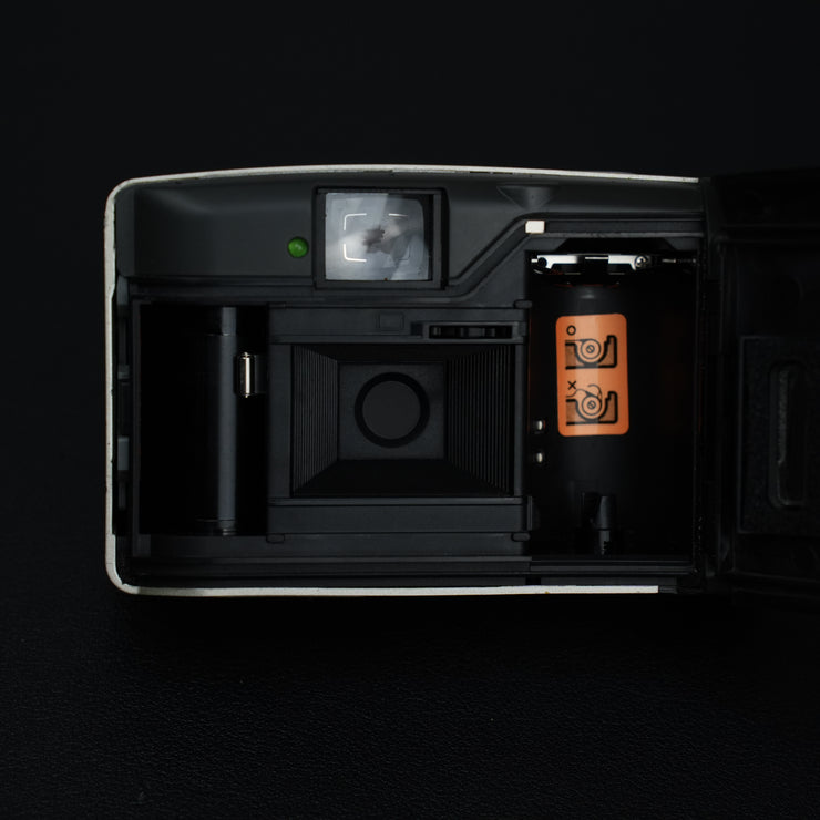 Lato posteriore della Nikon AF240SV con vano pellicola aperto, mostrando il caricamento della pellicola
