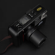 Nikon TW Zoom vista dall’alto con pulsanti di controllo e piccolo display.