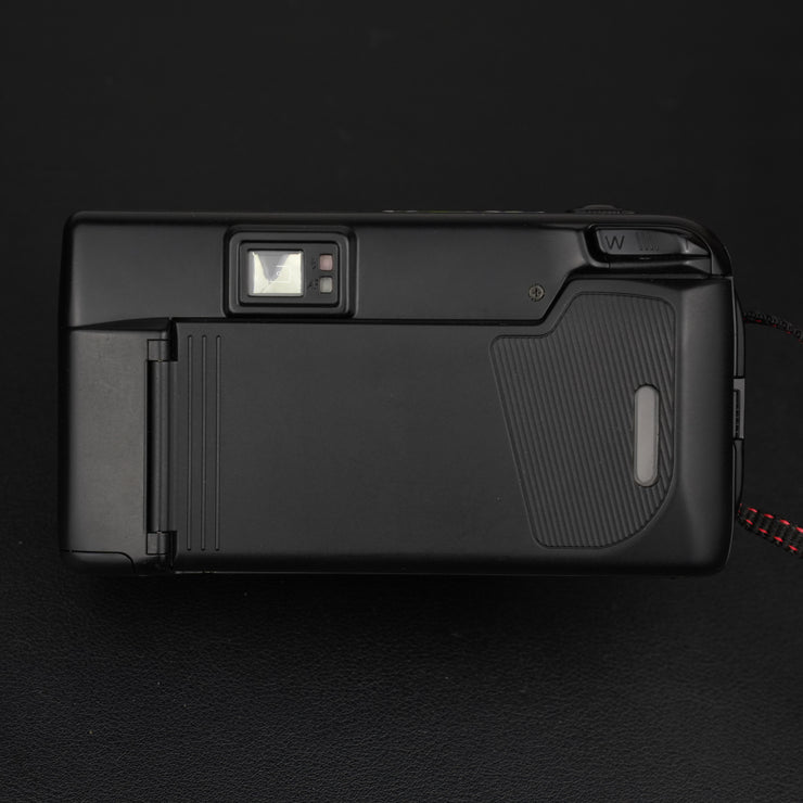 Retro della fotocamera Nikon TW Zoom con mirino e comandi visibili.
