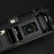 Nikon TW Zoom retro con sportellino aperto che mostra lo scomparto pellicola e lente interna