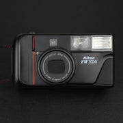 Fotocamera analogica Nikon TW Zoom vista frontale con sportello obiettivo chiuso.