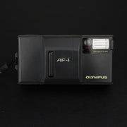 Olympus AF-1 vista frontale con sportellino copri obiettivo chiuso
