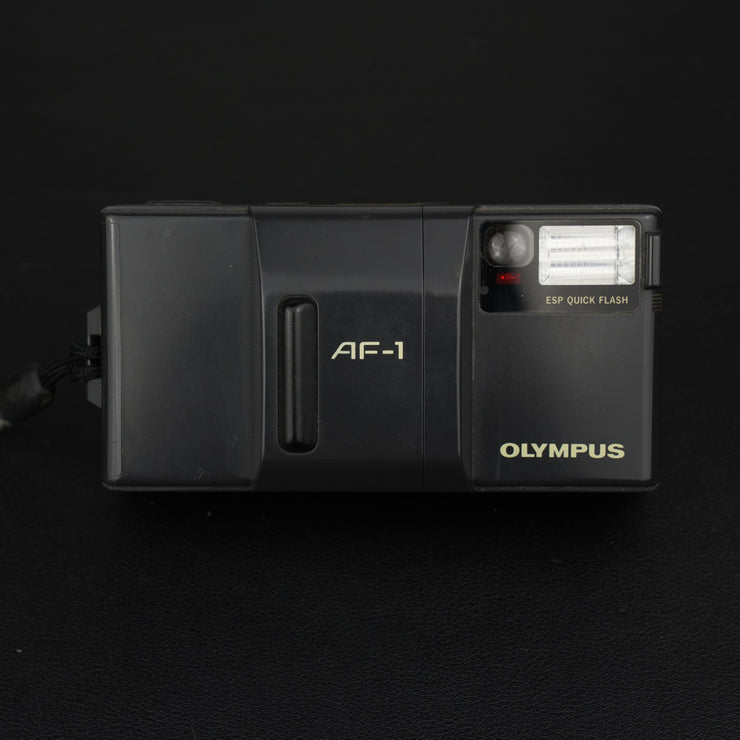 Olympus AF-1 vista frontale con sportellino copri obiettivo chiuso