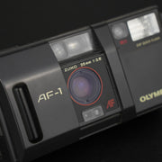 Dettaglio obiettivo Olympus AF-1 35mm f/2.8 grandangolare