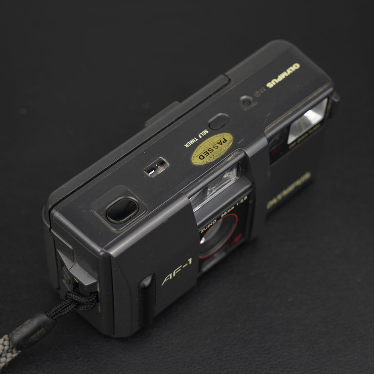 Vista superiore Olympus AF-1 con pulsante di scatto e avanzamento pellicola