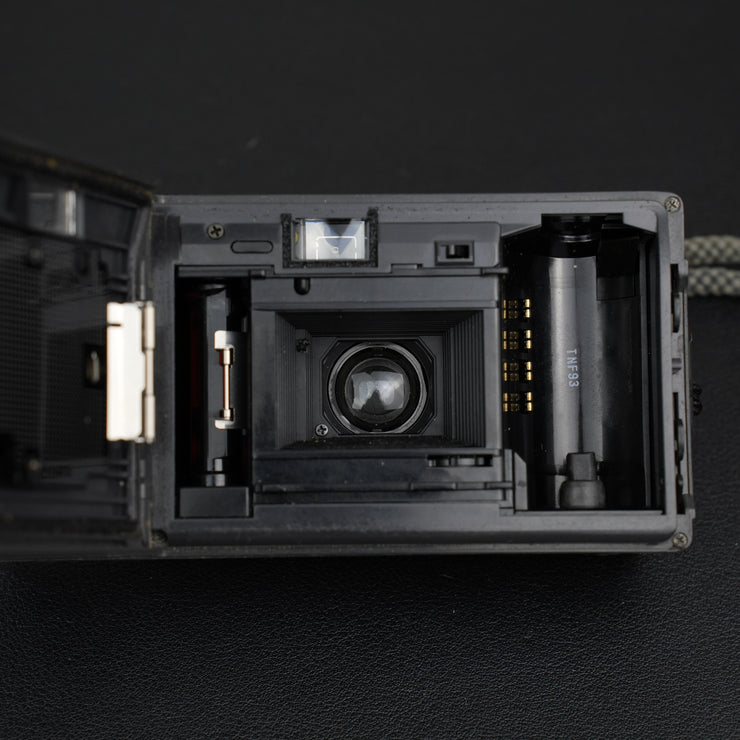 Olympus AF-1 con sportellino aperto e vano rullino visibile