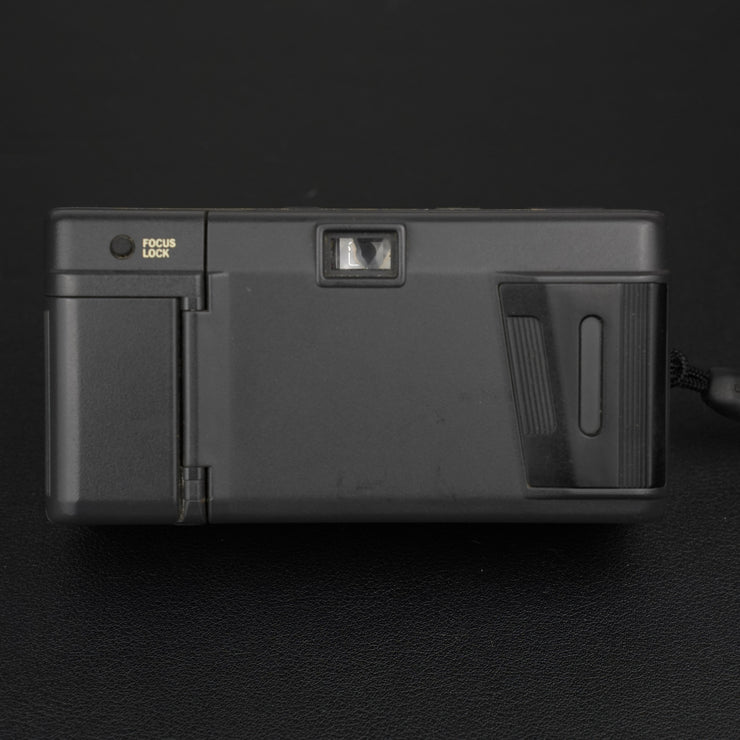 Retro Olympus AF-1 con sportellino chiuso